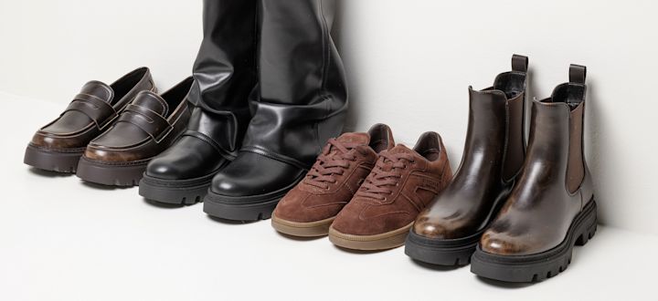 Fire par sko på rad: brune loafers, svarte støvler, brune semsket sneakers og brune chelsea-støvler med kraftig såle.