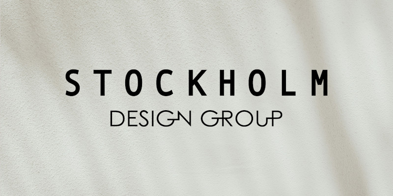 Logo for Stockholm Design Group med svart tekst på en lys beige teksturert bakgrunn.