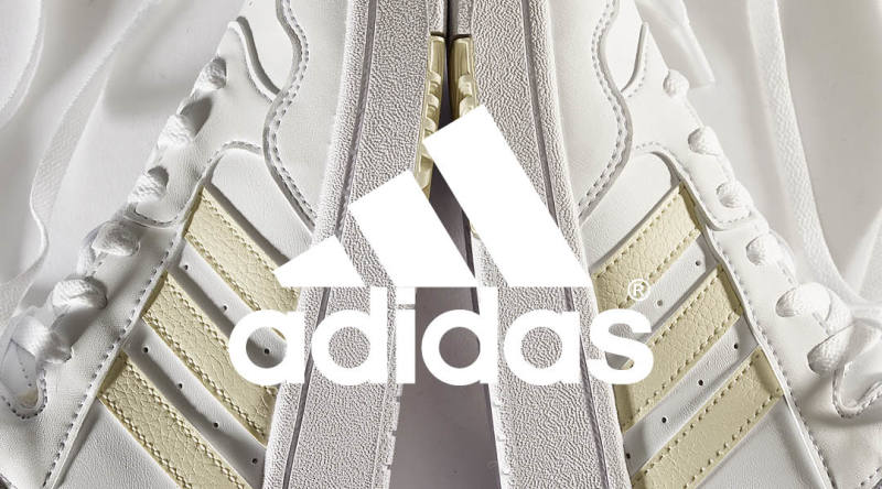 nærbilde av adidas-sko med hvit logo over