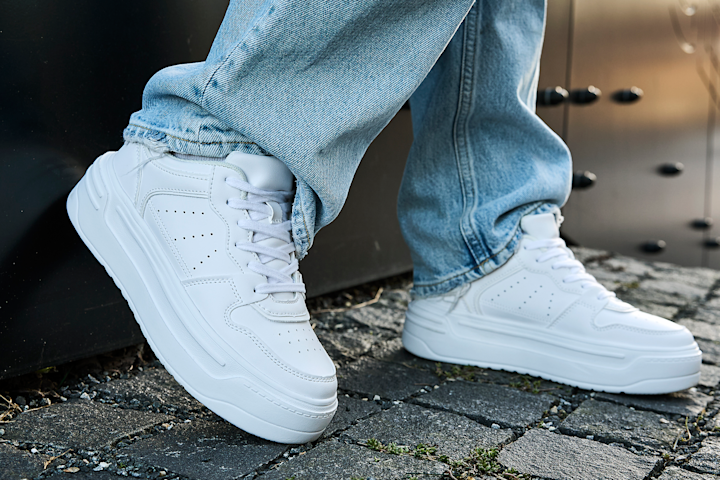 Et par hvite skoene.