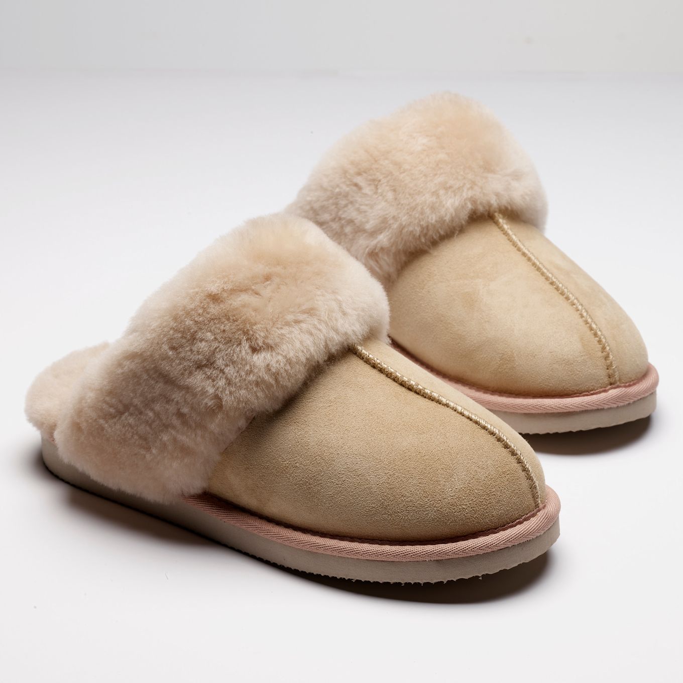Beige tøfler med myk pelskant i kremfarget ull.