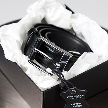 Svart skinnbelte fra Stockholm Design Group med sølvspenne i gaveeske med hvitt silkepapir, merket med Premium Leather.