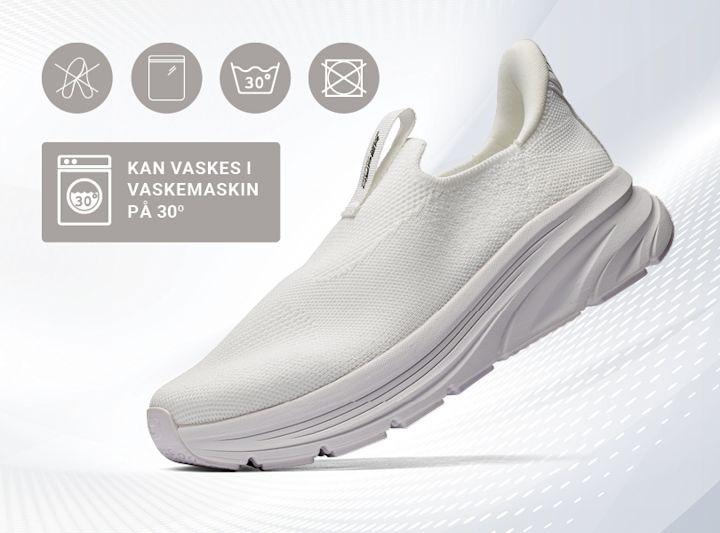 Hvit sportsko med tekstilmateriale som flyter over en lys bakgrunn med vaskesymboler og teksten "Kan vaskes i vaskemaskin på 30°".