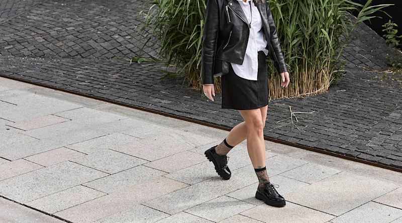 trendy jente gående på veien