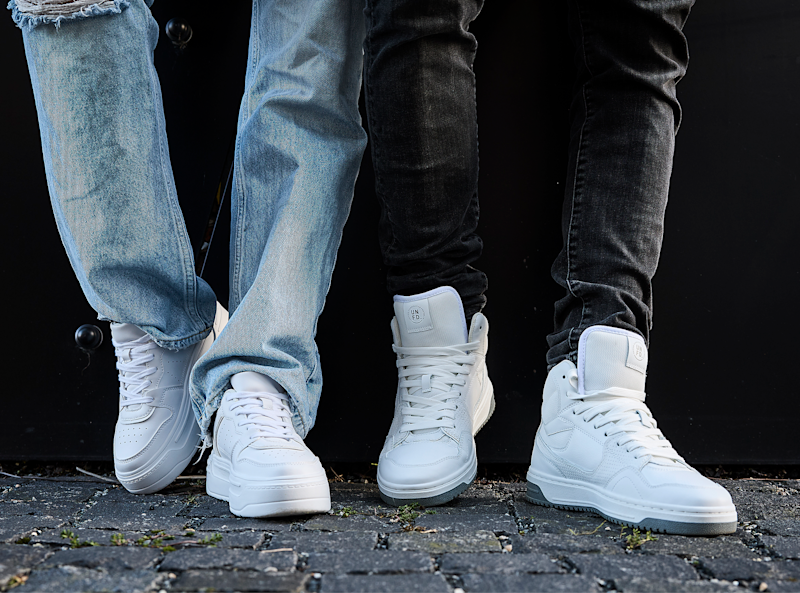 To par hvite skoene.