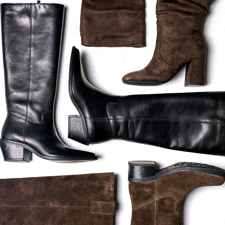 Flatlay av svarte skinnstøvler og brune semskedede høye støvler med blokhæl, elegant høststil.