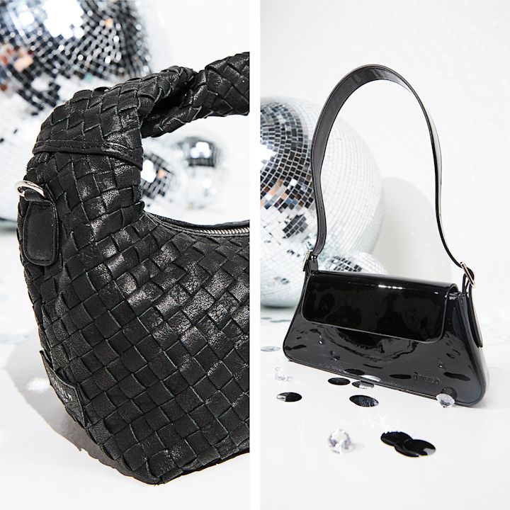 To svarte vesker mot diskokulebakgrunn: en flettet skinnveske til venstre og en blank lakkveske med håndtak til høyre.