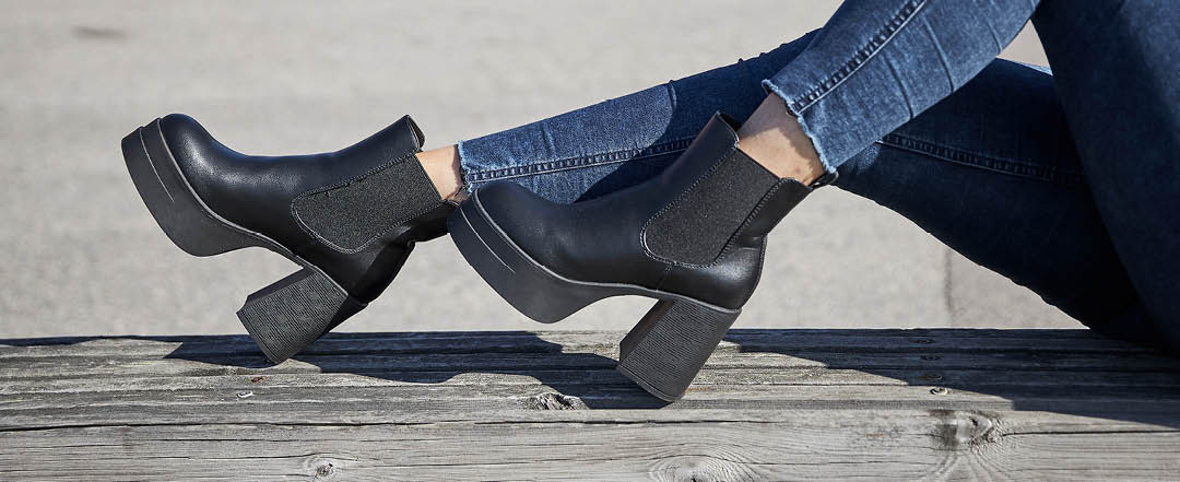 sorte boots på fot