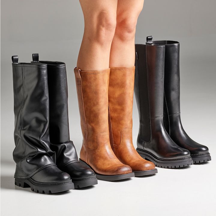 Person med brunoransje høye boots på, flankert av to par svarte boots - en med rynket design og en med kraftig såle.