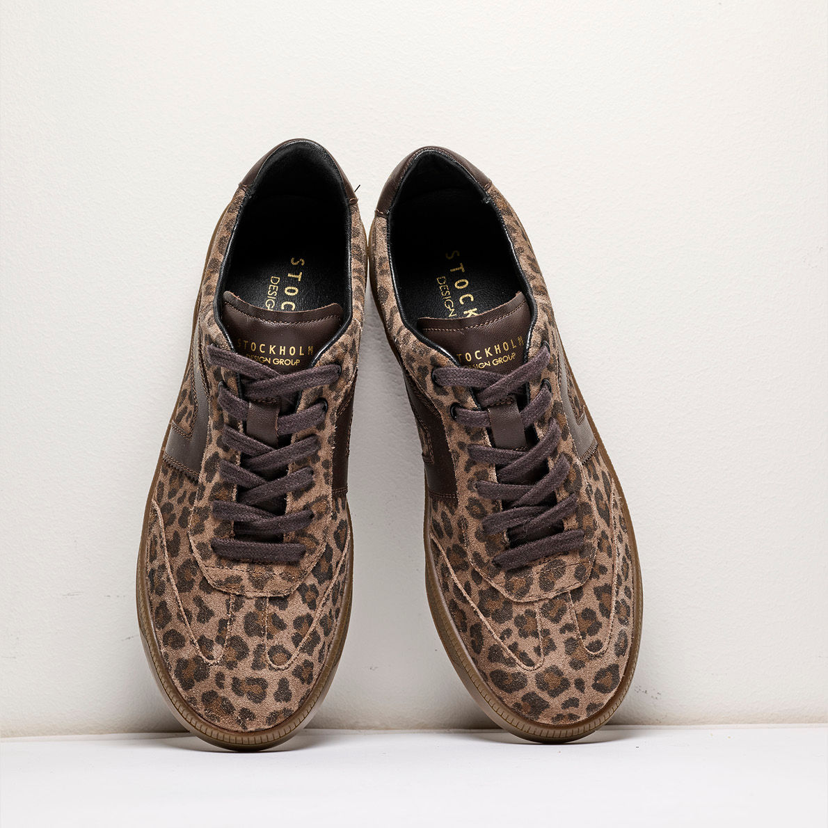 Brune sneakers med leopardmønster fra Stockholm Design Group, med mørkebrune lisser og gummiaktig såle.