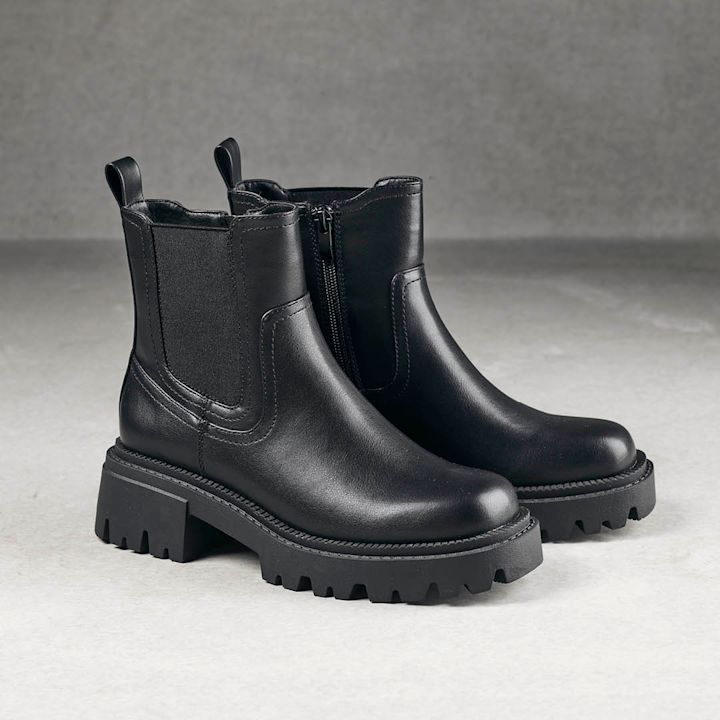 et par sorte lave boots på gulv