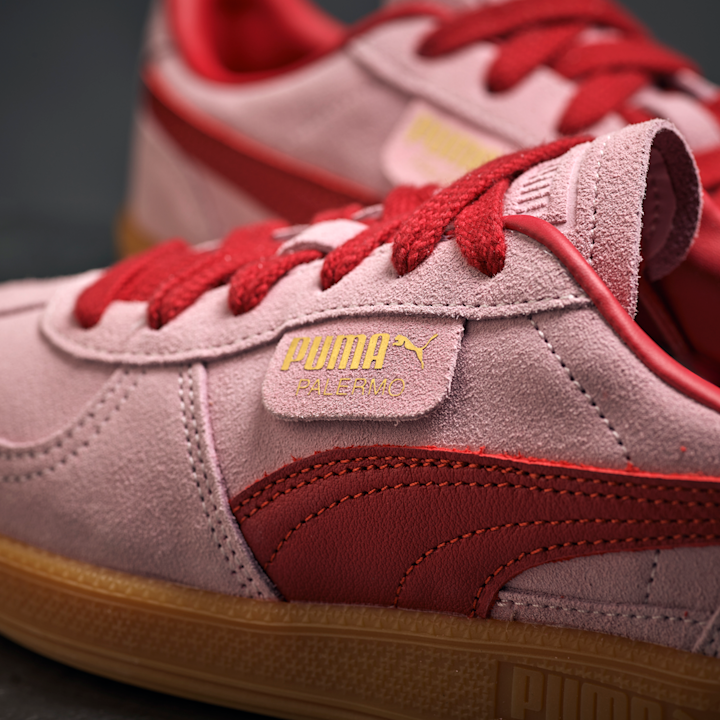 Rosa og røde Puma Palermo joggesko i semsket skinn med røde lisser og gummisåle.