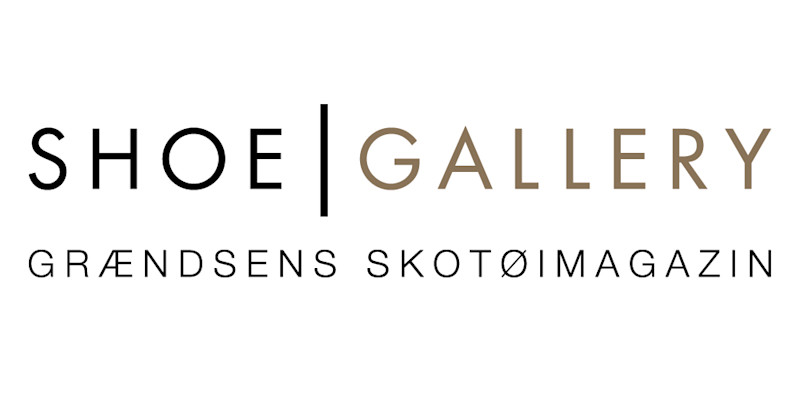 Logo: Teksten "SHOE | GALLERY" med undertittel "GRÆNDSENS SKOTØIMAGAZIN" på hvit bakgrunn.